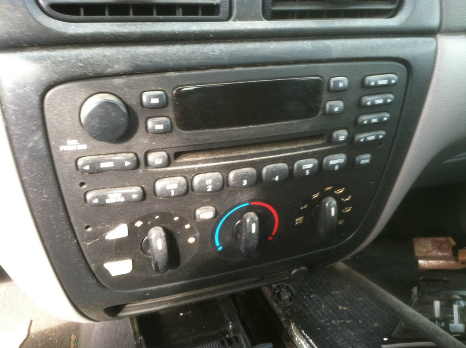   03 FORD Taurus Sable Radio CD Player Temp Controls   W. BEZEL & TRIM