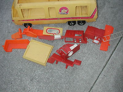 BARBIE BUS NICE HAS A LOT OF ACCESSORIES PLAYED WITH WOW READ VINTAGE 