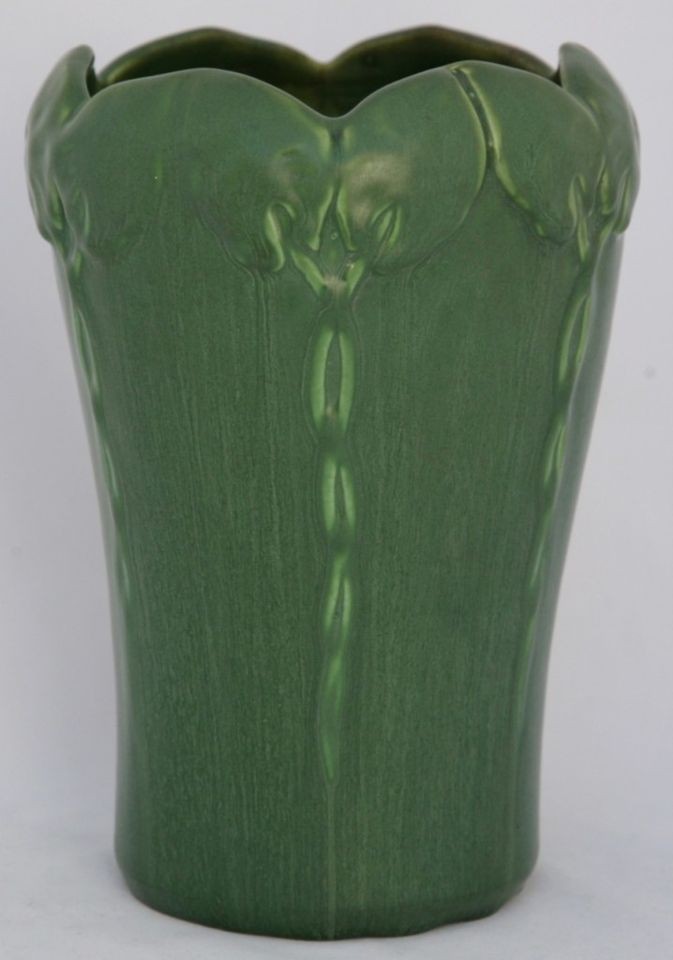 HAMPSHIRE 8 ARTS & CRAFTS VASE IN RICH MATTE GREEN W/ENTWINED LEAVES 