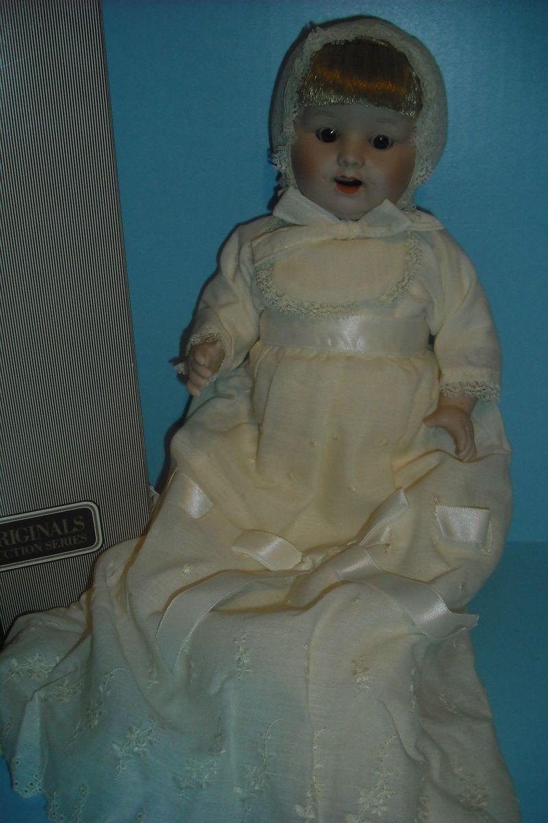 ADORABLE MUSEUM REPRODUCTION BABY DOLL AVON GALLERY ORIGINALS 1985 NEW 
