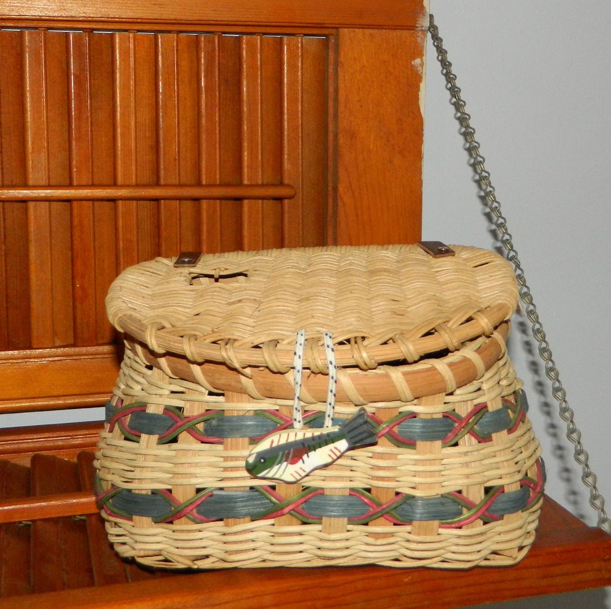 http://img0103o.popscreencdn.com/159342442_fun-decorative-fishing-creel-basket-cabin-decor.jpg